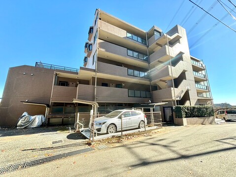 道路沿いに建つ集合住宅の外観