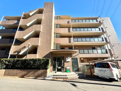バルコニーのある集合住宅の外観