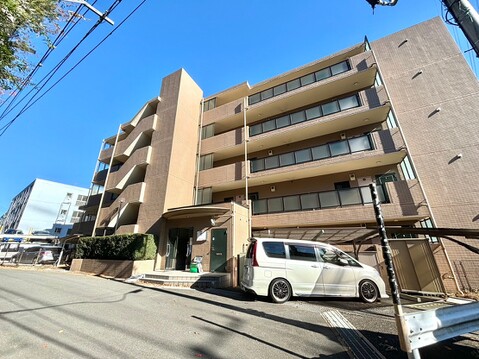 道路沿いに建つ中層マンションの外観