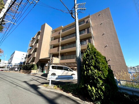 道路沿いに建つ中高層マンションの外観