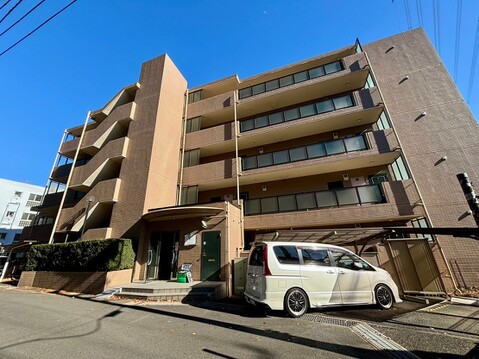 道路側から見た中層マンションの外観