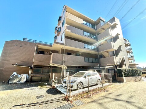 青空の下に建つ集合住宅の外観