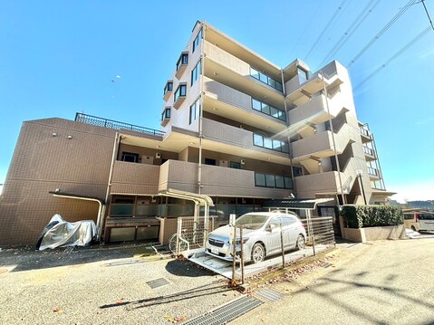 複数階のバルコニーがある集合住宅の外観