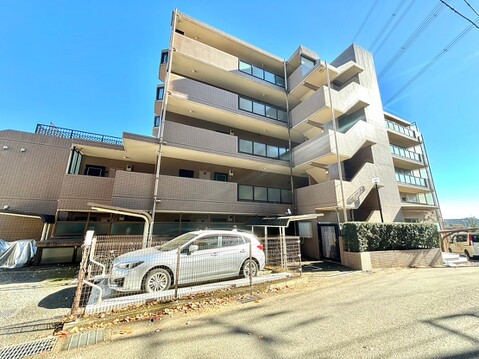 複数階のバルコニーがある集合住宅の外観
