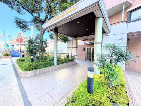植栽のある建物入口とアプローチ