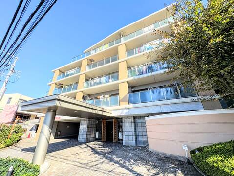 植栽のある集合住宅の外観
