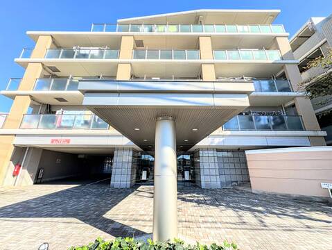 集合住宅の外観張り出したバルコニーとエントランスを確認できます