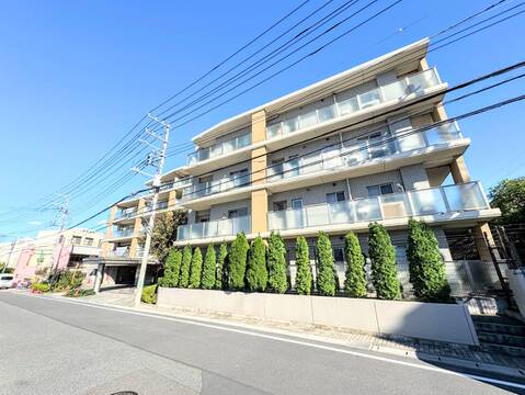 植栽を備えた中層マンションの外観