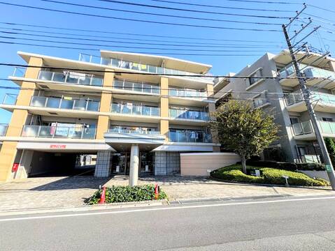道路沿いに建つ集合住宅の外観