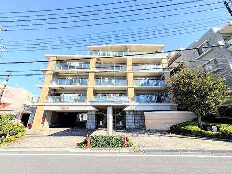 道路側から見た中層マンションの外観
