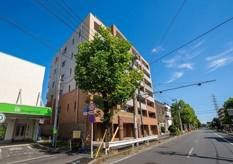 街路沿いに立つ中層建物の外観