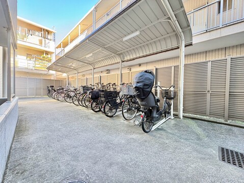 屋根付きの駐輪スペースがある共用通路