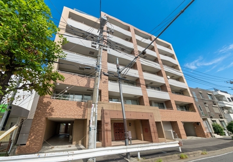 街路沿いに建つ中高層マンションの外観