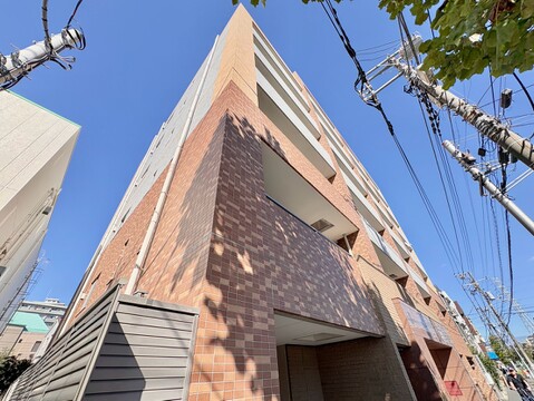 レンガ調タイル張りの集合住宅外観