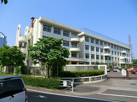 八王子市立秋葉台小学校　距離約1400m