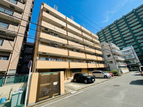 高層マンションが並ぶ道路沿いの外観