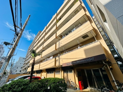 通り沿いに建つ中高層マンションの外観