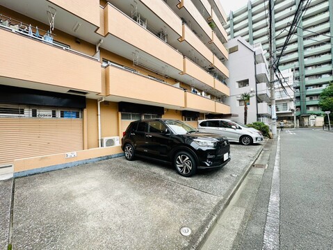 建物沿いの平置き駐車場