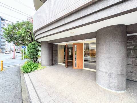 建物正面のエントランスと歩道