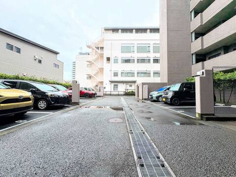 建物に囲まれた舗装通路と駐車場