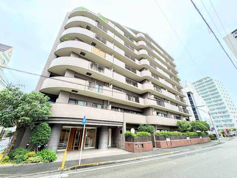 道路沿いに建つ中高層マンションの外観