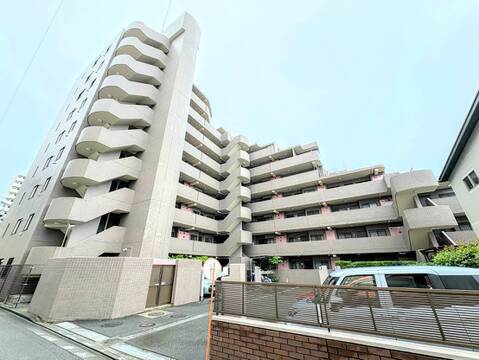 高層の集合住宅を見上げた外観