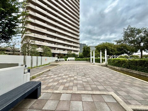 石畳の広場と植栽のある建物周辺