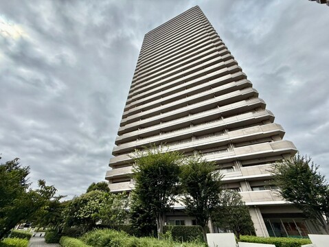 植栽のある高層マンション外観