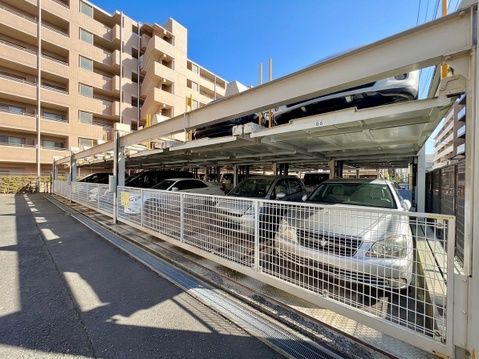 屋根付きの駐輪場と周辺の建物