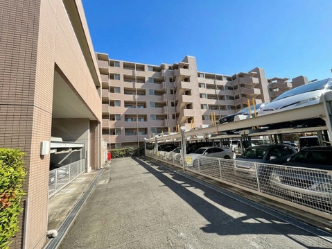 建物沿いの通路と線路側の外観
