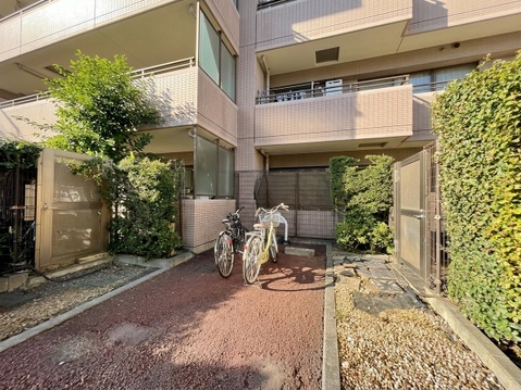 植栽に囲まれた集合住宅のエントランス