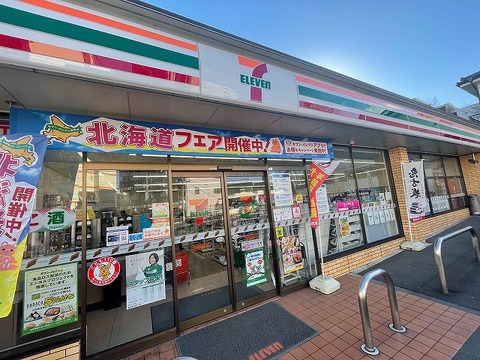 セブンイレブン　多摩諏訪越通り店まで約90m