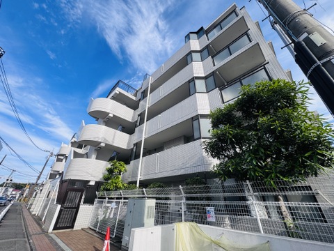 道路沿いに建つ中高層マンションの外観