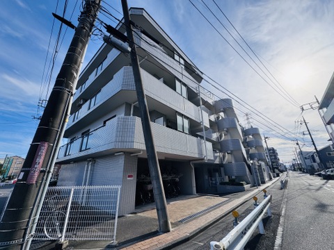 道路沿いに建つ集合住宅の外観