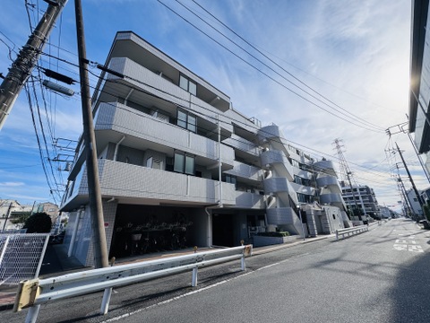 道路沿いに建つ集合住宅の外観