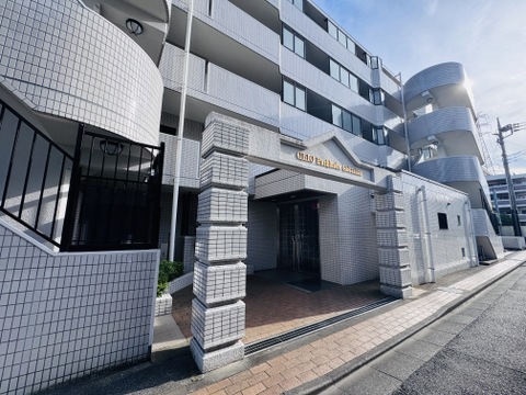 道路沿いに建つ集合住宅の外観