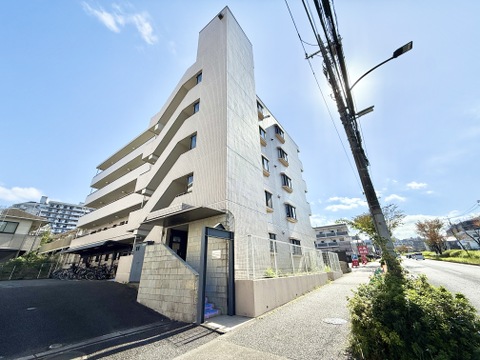 道路沿いに建つ集合住宅の外観