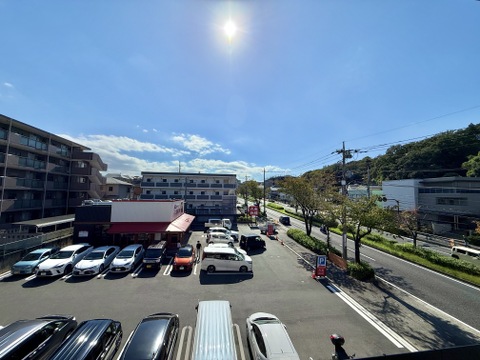 周辺の道路と駐車場を望む眺望