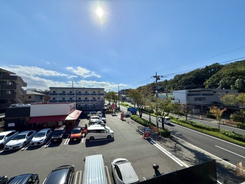 周辺道路と駐車場を望む眺望