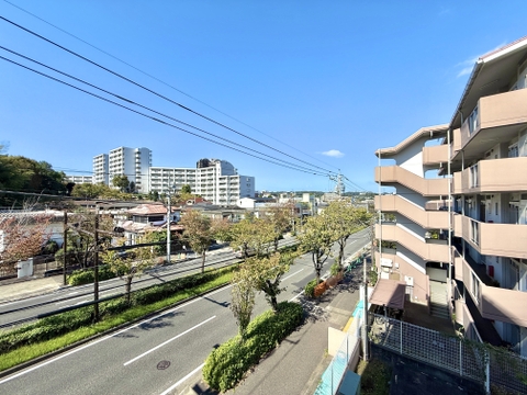 道路と線路沿いの街並みを望む眺望