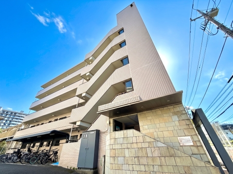青空の下に建つ、外壁タイル張りの集合住宅
