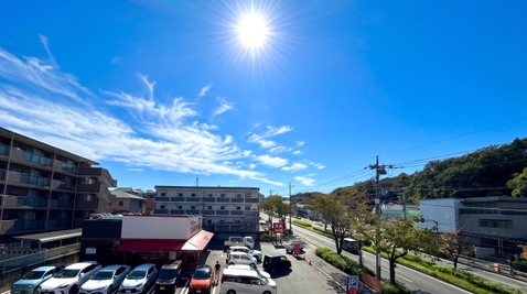 建物周辺の道路と住宅街の様子