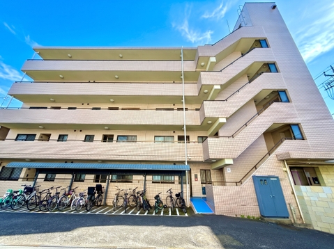外観から見た複数階建ての建物