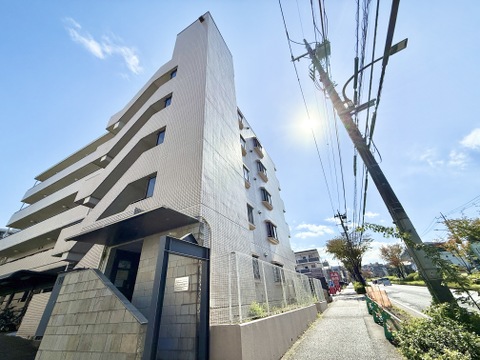 駅前の大通り沿いに建つ集合住宅の外観