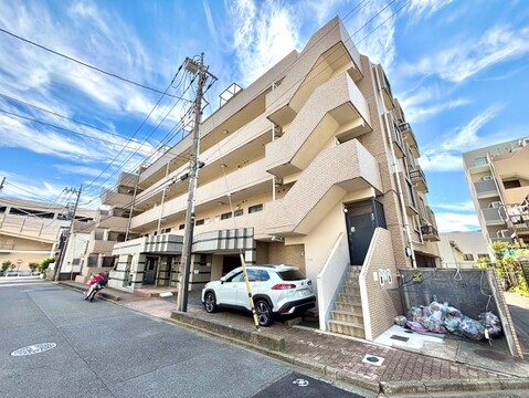 角地に建つ集合住宅の外観