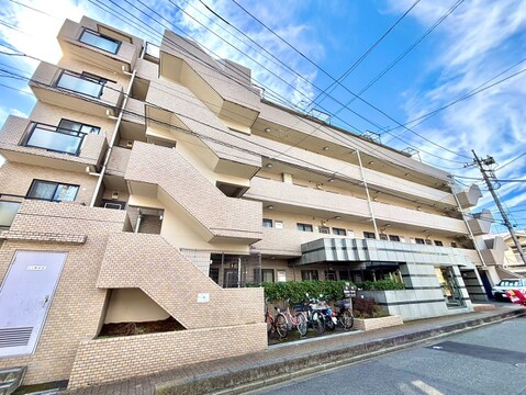 道路沿いに建つ集合住宅の外観