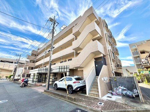 道路沿いに建つ集合住宅の外観