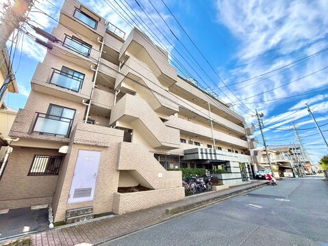 道路沿いに建つ集合住宅の外観