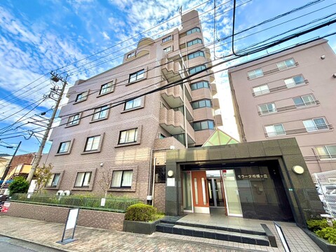 青空の下に建つ集合住宅の外観