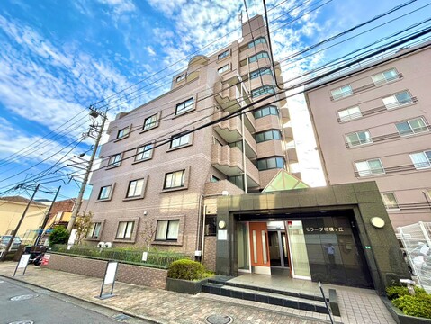 建物正面にエントランスを備えた集合住宅